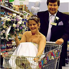 необычная свадьба - в супермаркетк